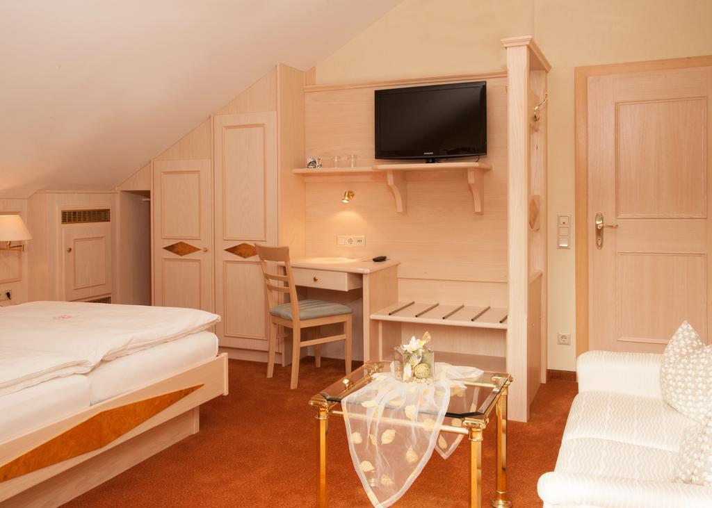 Hotel Zum Weissen Stein Kirchen  Rum bild